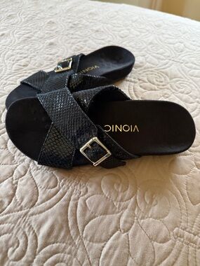 Vionic Black Textured Crisscross Slide Sandals with Buckle. Size 7. Make offer!